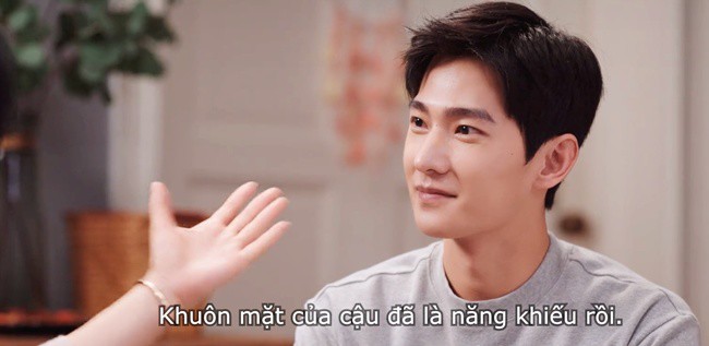 Nguyên văn lời khen của chị Linh quản lý: Thầy Vu, cậu có hứng thú gia nhập giới giải trí chúng tôi không? Cần gì năng khiếu chứ! Khuôn mặt của cậu đã là năng khiếu rồi.