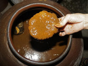 Xem ăn chơi - Món ăn mặn chát xưa dành cho người nghèo, giờ thành đặc sản đóng lọ bán ra nước ngoài