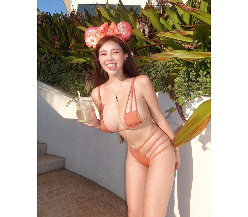 Mới đây nhất, Huang Lin thu hút không ít sự chú ý khi lên sóng với bộ bikini cắt khoét chằng chịt. Thiết kế kiệm vải cùng gam màu cam bắt mắt giúp thân hình căng mọng của nàng hot girl trở nên nổi bần bật.
