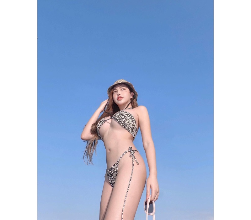 Trước đó, Huang Lin cũng từng không ít lần “đốt mắt” dân tình bằng những khoảnh khắc thả dáng với bikini. Phần lớn các mẫu bikini mà cô nàng lựa chọn đều có thiết kế hai mảnh.
