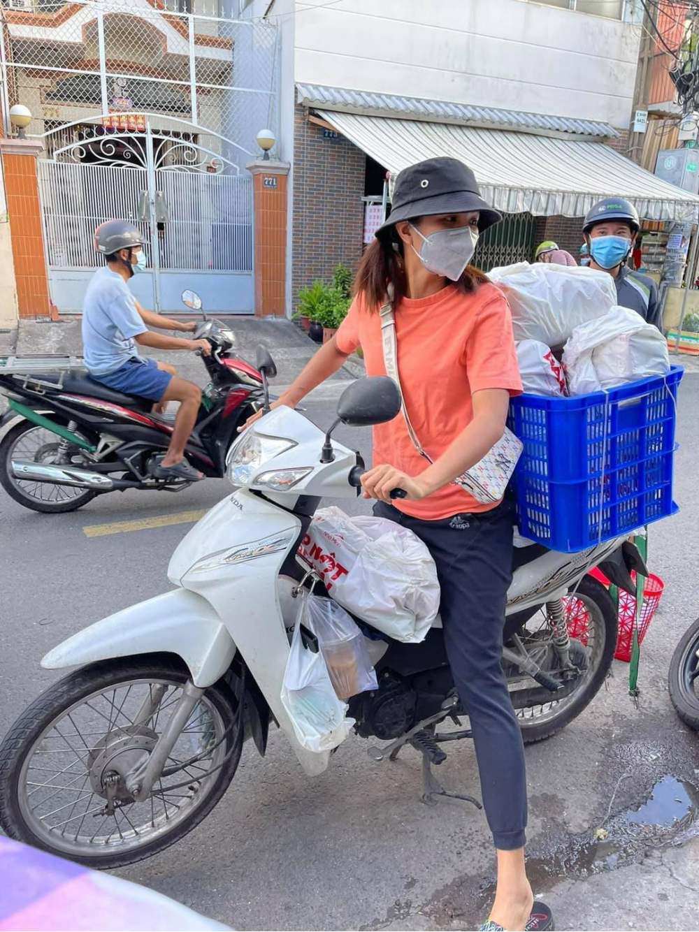 Xúc động hình ảnh hoa hậu đi từ thiện mùa Covid: áo quần bình dân, che đậy kín mít - 7