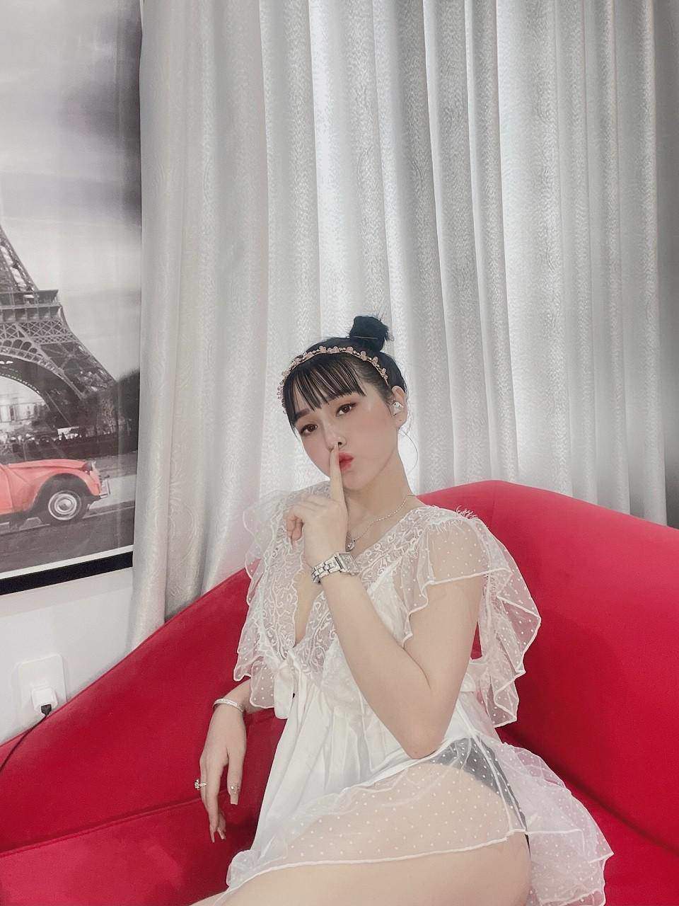 Với những hình ảnh sexy, gợi cảm, những bức ảnh của Trang thu hút sự chú ý của nhiều người