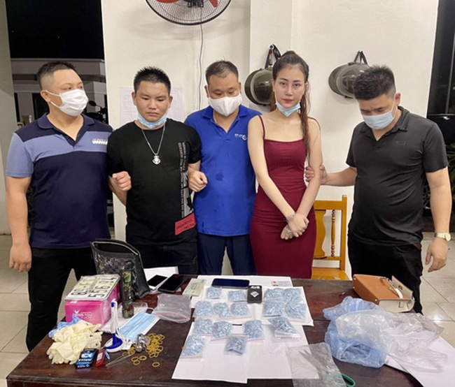 amp;#34;Ngọc nữamp;#34; 9X đang bị truy nã vẫn đăng ảnh nóng bỏng, quay Tiktok và thường xuyên nói đạo lý - 1