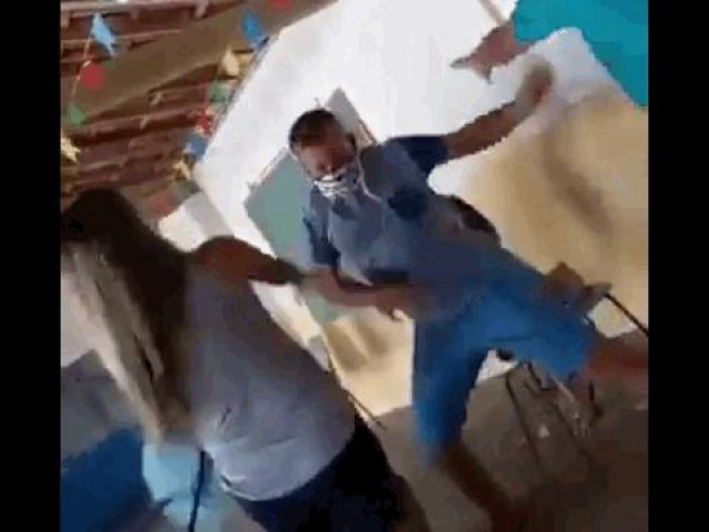 Clip Eva - Clip: Bắt quả tang chồng ngoại tình, vợ bị tiểu tam dùng ghế đánh trả