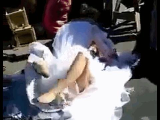 Clip Eva - Clip: Hai cô dâu đánh nhau túi bụi ngay giữa phố và lý do khó tin