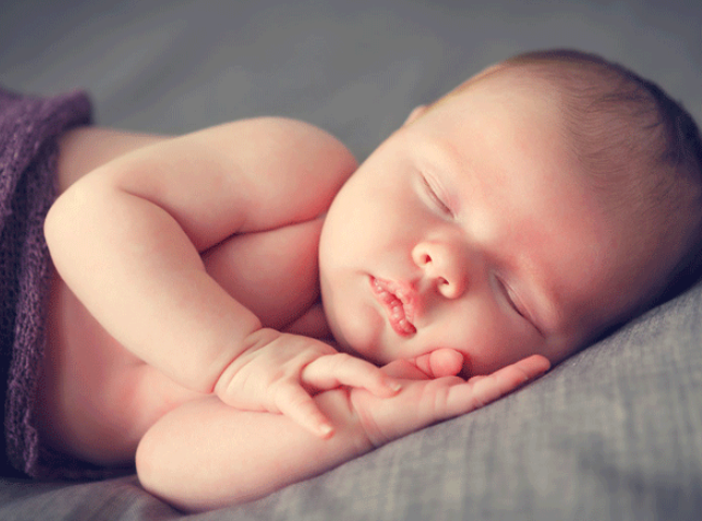 Thời gian ngủ của trẻ sơ sinh trên thực tế sẽ phụ thuộc vào nhu cầu thực sự của bé (Ảnh minh họa)