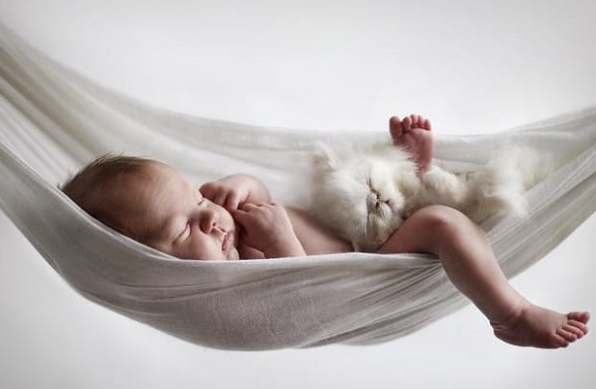 Bé sơ sinh nằm võng có thể ảnh hưởng đến não bộ, sự phát triển thể chất của trẻ (Ảnh minh họa)
