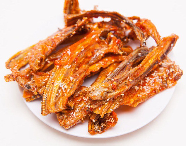 Khô cá khoai rim ăn rất hao cơm, cũng là mồi ngon cho dân nhậu