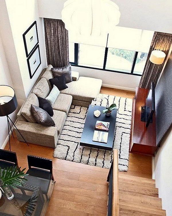 Ghế sofa chữ L đặt sát tường phù hợp với những căn phòng khách nhà ống có diện tích nhỏ hẹp để tối ưu hóa phạm vi