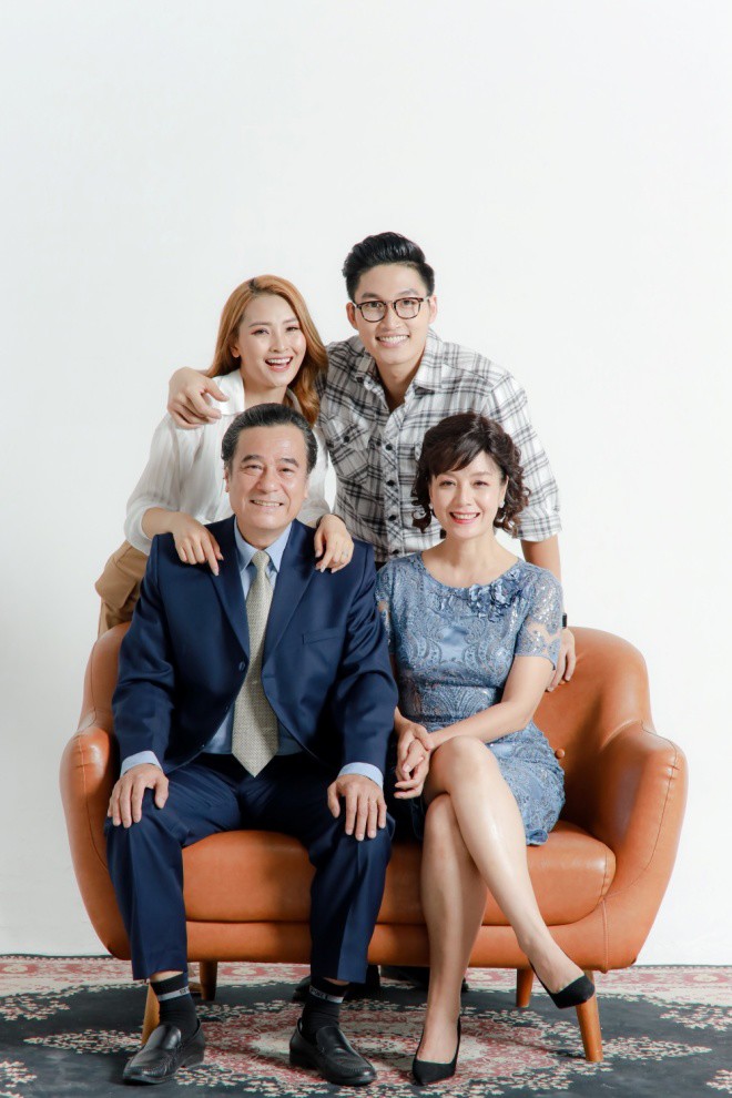 Gia đình bên ngoài tưởng chừng như hạnh phúc của ông Tôn (NSND Mạnh Cường) và bà Trang (NSƯT Chiều Xuân) cùng 2 người con tên Bảo (Đình Tú) và Hà Vy (MC Mù Tạt Huyền Trang).