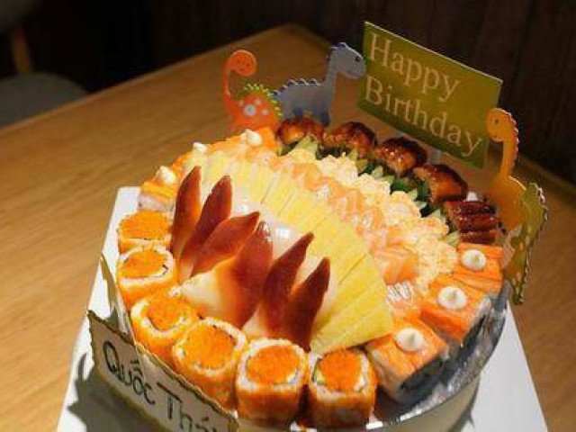Độc đáo bánh sinh nhật làm từ cá sống giá tiền triệu