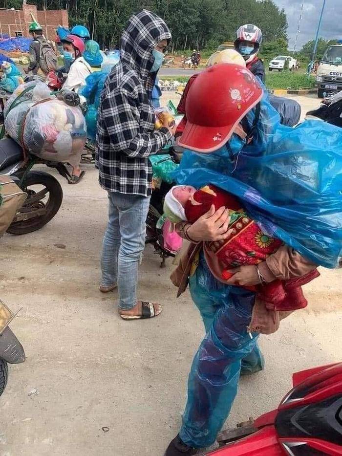 Tin tức 24h: Vợ chồng chở con 9 ngày tuổi bằng xe máy vượt 1.400km về Nghệ An lên tiếng - 1