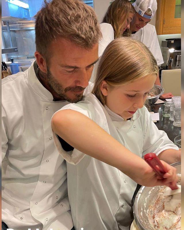 Nhận không ra Harper Beckham tuổi lên 10: Tròn mũm mĩm nhưng mặt vẫn cực phẩm! - 9