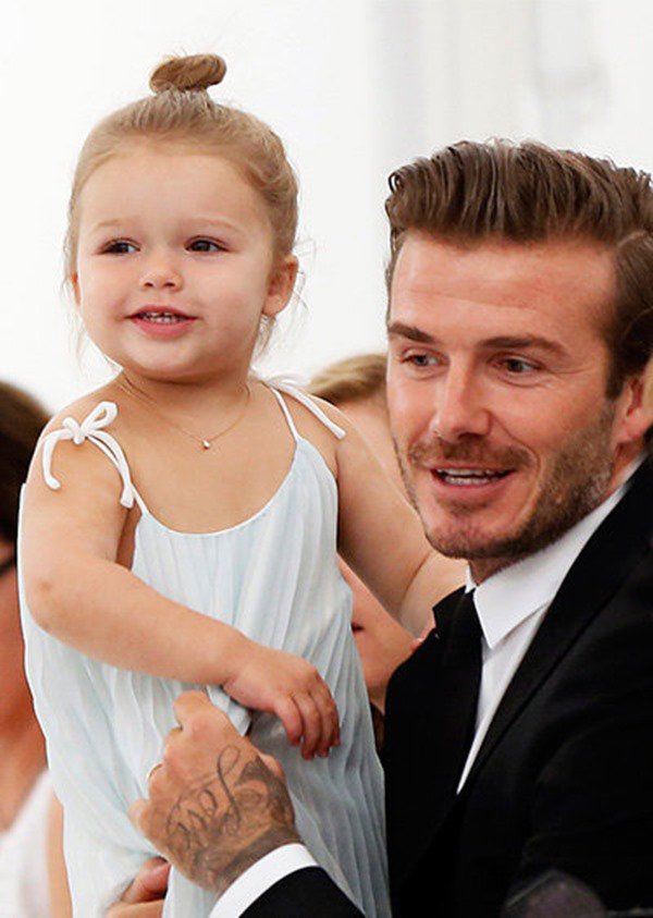 Nhận không ra Harper Beckham tuổi lên 10: Tròn mũm mĩm nhưng mặt vẫn cực phẩm! - 1