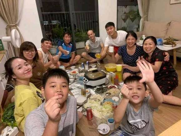 Trong 1 bức ảnh gia đình tụ tập ăn uống, bà xã của Xuân Trường (áo vàng) cũng thấy rõ dấu hiệu tăng cân, mặt nở, mặc áo rộng che vòng 2.