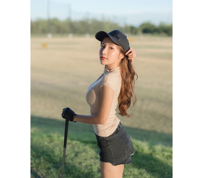 Chơi các bộ môn thể thao như golf, chạy bộ hay tập gym là cách để cô nàng giải phóng mỡ thừa, duy trì thân hình thon gọn, săn chắc. Đây là phương pháp giữ dáng khoa học và hiệu quả mà mọi chị em đều nên áp dụng để có được diện mạo cuốn hút, tươi trẻ vượt tuổi.
