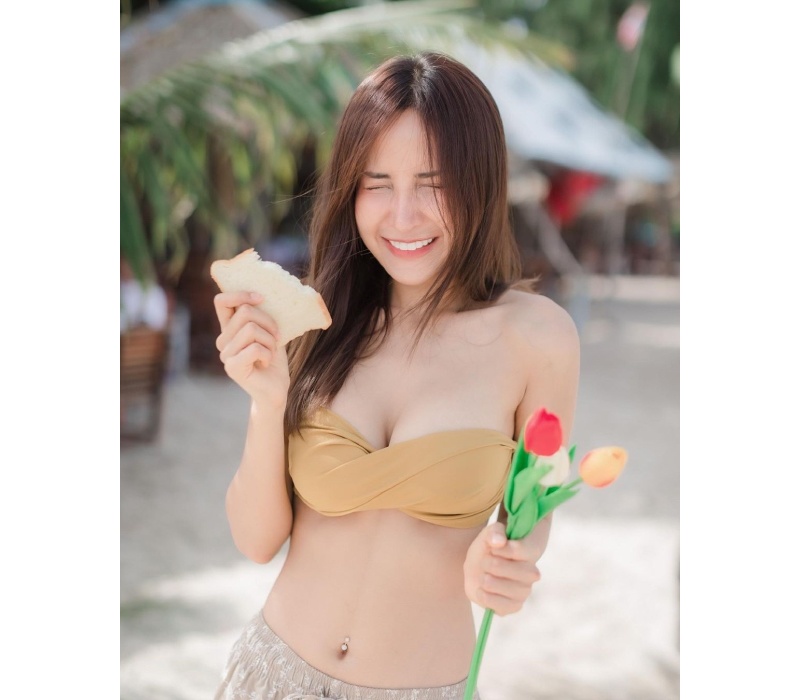 Trên trang instagram cá nhân, hot girl sinh năm 1993 liên tục khiến fans “phát sốt” với những khoảnh khắc khoe trọn vòng 1 căng tròn, tràn đầy sức sống.
