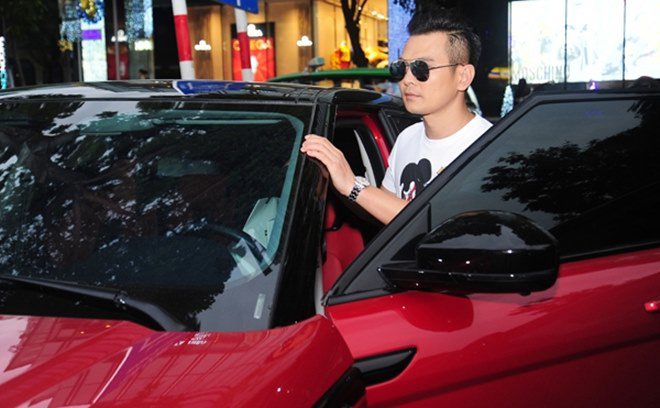 Nam ca sĩ đổi xe tận 22 lần.