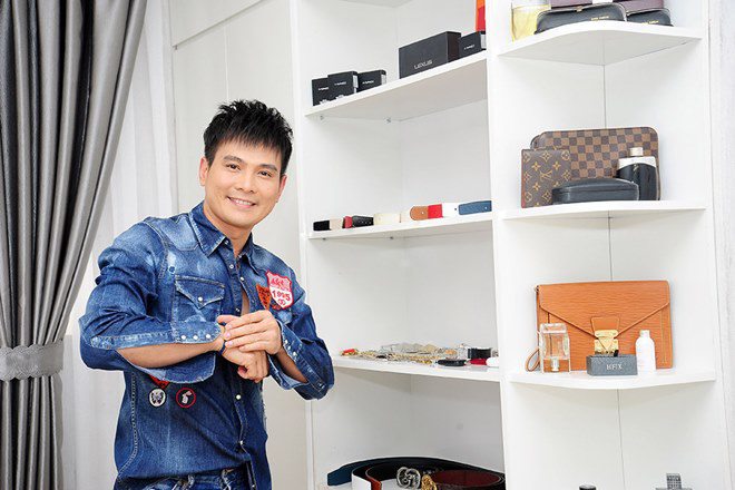 Anh cũng sở hữu nhiều món đồ hiệu.