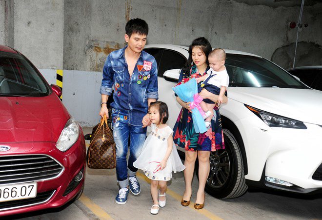 img srchttps://cdn.eva.vn/upload/3-2021/images/2021-08-01/vua-nhac-mien-tay-2-lan-suyt-chet-gio-giau-co-lien-tuc-doi-xe-sang-vo-dep-con-xinh-lam-hung-1-1528696640-1627785549-811-width660height440.jpg /