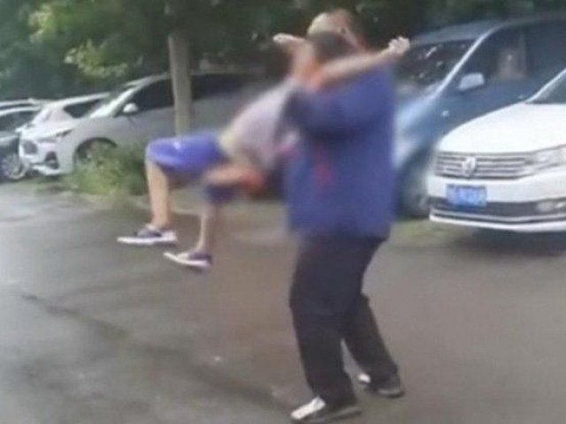 Cha mẹ ly hôn, phản ứng của cậu bé khiến ai nấy xót xa