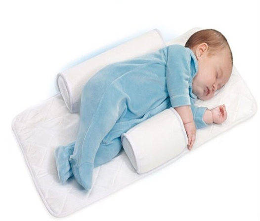 Bé sơ sinh có thể nằm nghiêng khi ngủ (Ảnh minh họa)