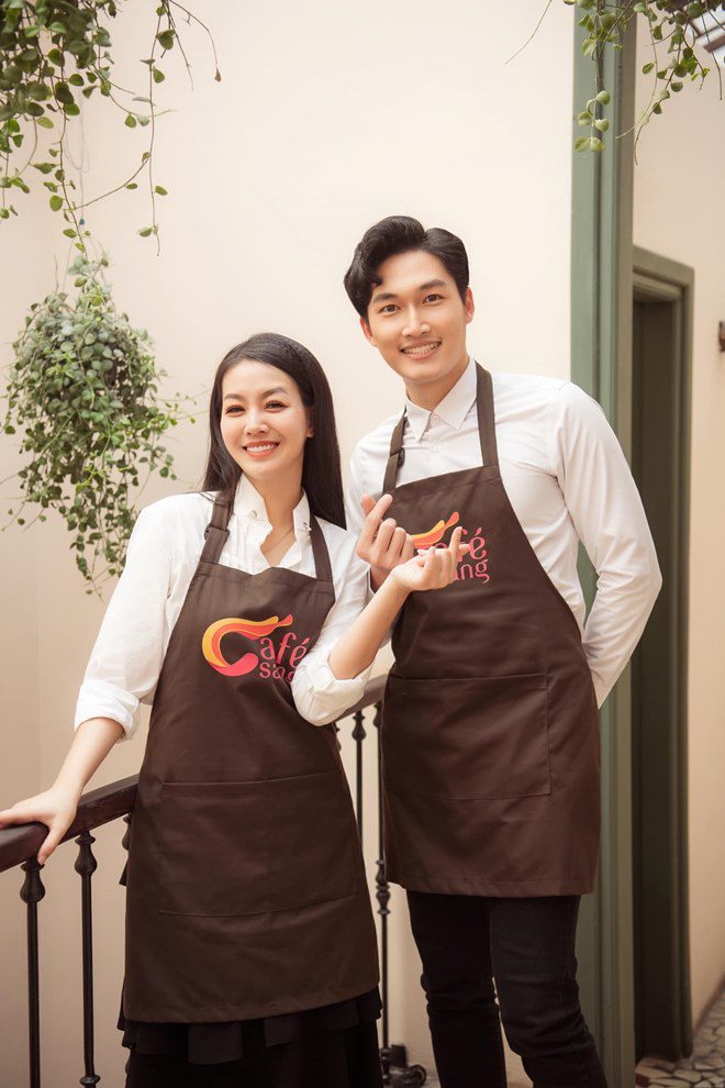 Mới đây khi dẫn cùng diễn viên Đình Tú, cô dí dỏm: Định mệnh của đời tôi đúng là gắn chặt với những người tên Tú mà.