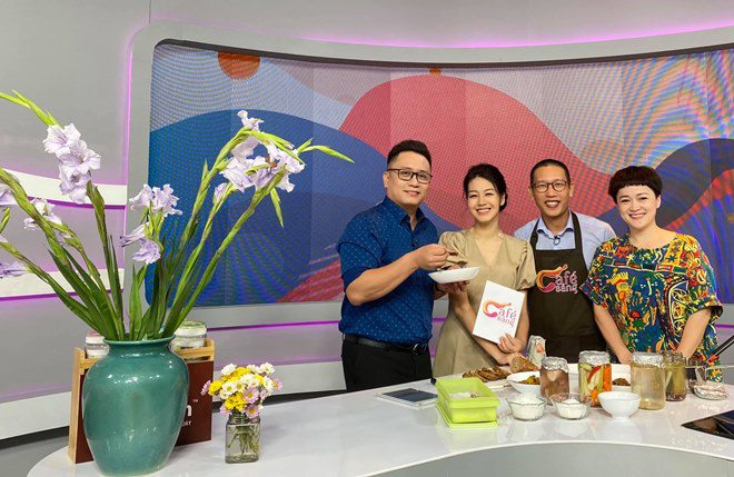 img srchttps://cdn.eva.vn/upload/3-2021/images/2021-08-02/nu-mc-vtv-xinh-dep-khien-cac-anh-em-muon-vote-ran-ran-hoa-ra-da-la-me-2-con-169066228_10214942703799414_4822682826096074640_n-1627902884-348-width660height660.jpg /