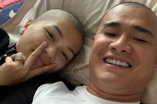 Để ủng hộ và động viên vợ, ông xã của cô cũng quyết định cạo đầu.