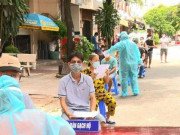 Clip Eva - Theo chân xe lưu động tiêm vắc xin cho người dân trong khu vực phong tỏa