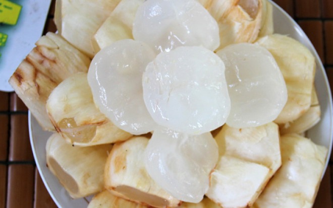 Thịt thốt nốt trắng đục, giòn dai nhưng nhạt nhẽo.