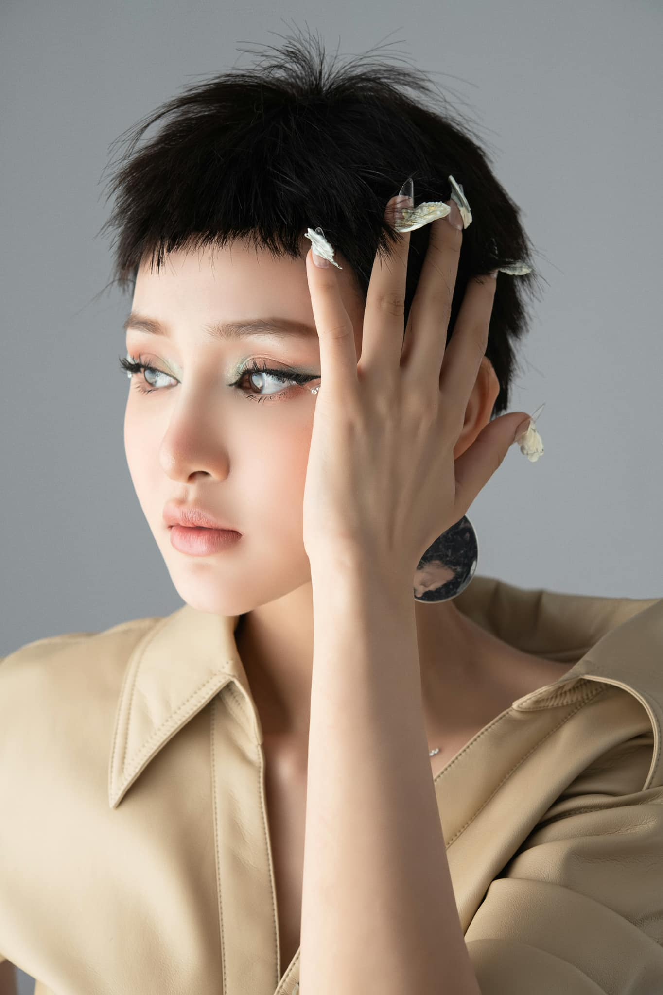 Gọi Hiền Hồ là búp bê tóc ngắn cũng không sai vì cô quá xinh đẹp với mái tóc đặc trưng này. Những đường nét trên gương mặt mỹ nhân gốc Buôn Ma Thuột quá hoàn hảo.