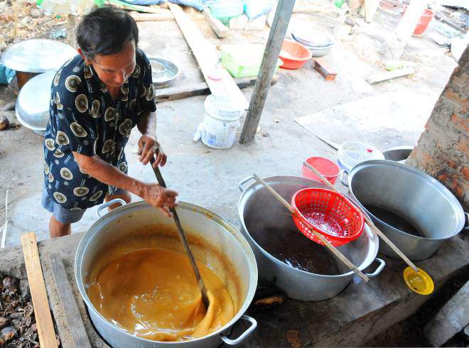 Công đoạn chế biến đường thốt nốt.