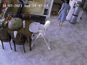 Làm mẹ - Hoà Minzy đăng clip camera nhà riêng, thấy cảnh tượng tan chảy của hai mẹ con khi bố vắng nhà