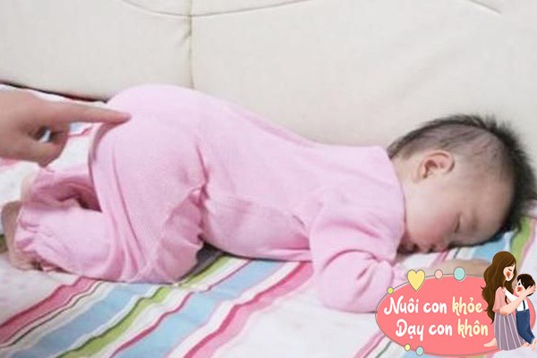 Một số trẻ thích nằm sấp khi ngủ khiến cha mẹ lo lắng, tuy nhiên theo giải thích của các chuyên gia, bé thích nằm sấp khi ngủ vì khi còn trong bụng mẹ, thai nhi nằm sấp và cuộn tròn người lại để tránh tổn thương.