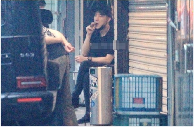 Hình ảnh Phùng Tổ Danh ngồi vất vưởng ở vỉa hè hút thuốc từng gây sốt.