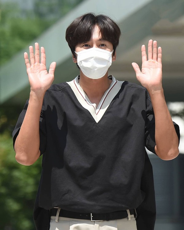 Nam diễn viên đeo khẩu trang suốt chương trình và bên ngoài vì tình hình dịch bệnh nhưng cũng không giấu nổi vẻ nổi bật của mình.