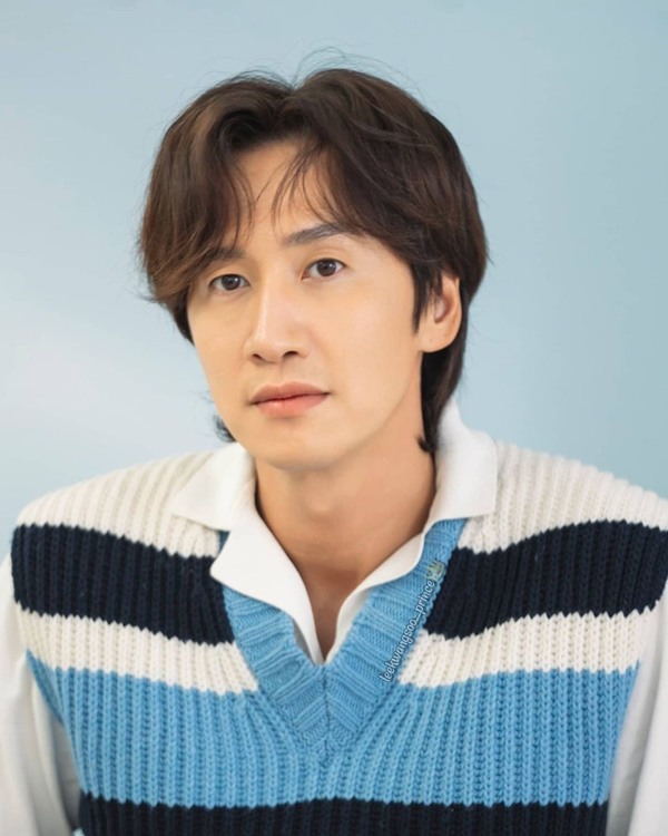 Có lẽ anh chàng đã có can thiệp một chút vào phần mí mắt cũng như da mặt của mình nên đôi mắt trông sáng hơn, không còn bọng mỡ và mỗi khi cười không còn có những vết hằn nên trẻ trung hơn hẳn.