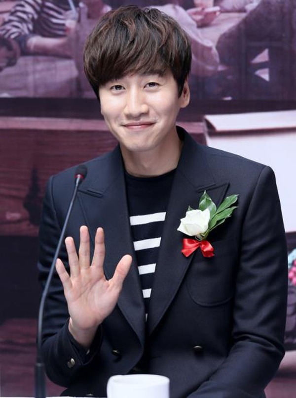 Thời điểm năm 2015 khi anh đến Việt Nam. Lee Kwang Soo có đôi mắt 1 mí khá nhỏ, hơi sụp và bọng mắt to cùng với phần da mặt thiếu căng mịn, có nhiều nếp nhăn đã làm cho “kẻ phản bội” của Running Man có phần già dặn hơn.