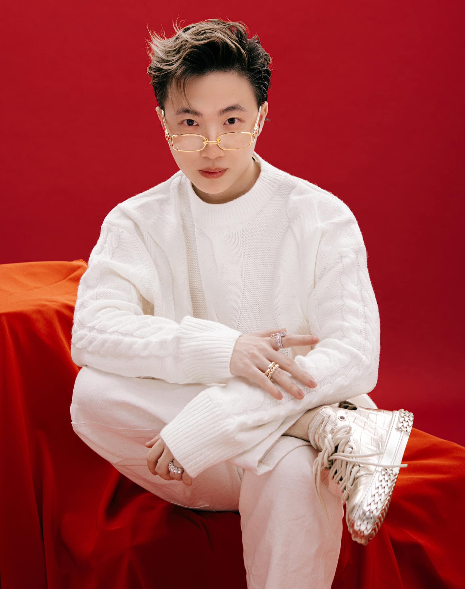 Hiwon tên thật là Trần Quốc Huy. Anh là một trong những người đưa trào lưu make up Douyin xứ Trung thành xu hướng thịnh hành ở Việt Nam.