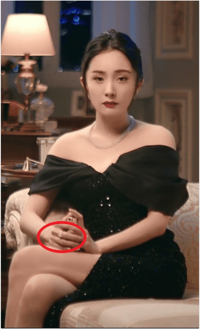 Dương Mịch quý phái và sang chảnh nhưng chiếc nhẫn trên tay gây chú ý.