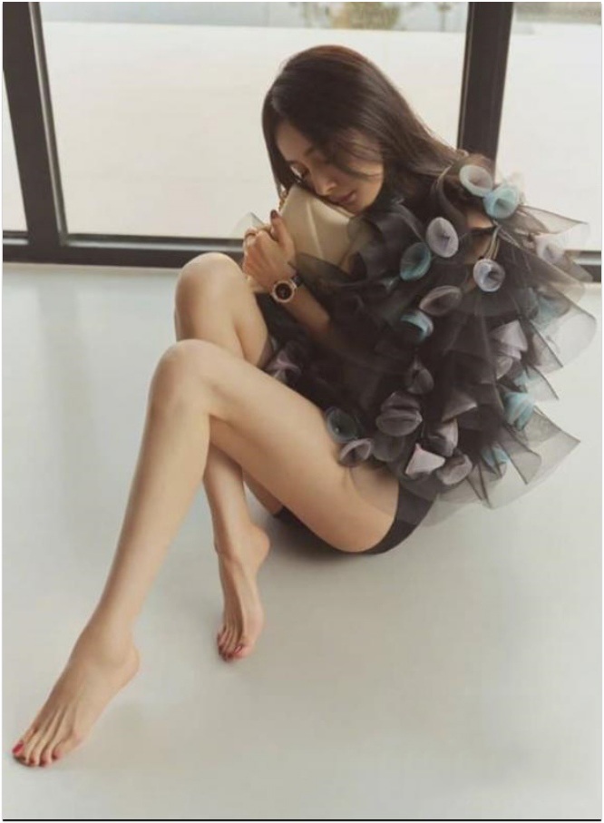 Bà mẹ 1 con khoe chân thon dài, mảnh mai.