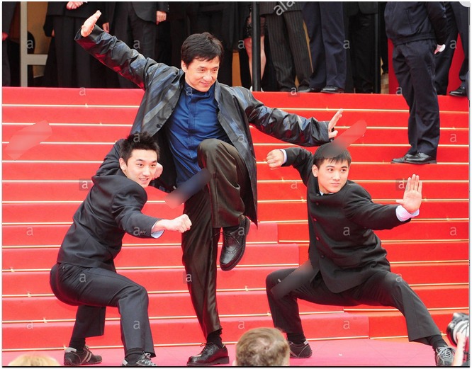 Thành Long từng nâng đỡ Vương Văn Kiệt (bên phải).