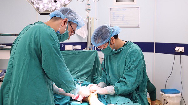 Bé T. may mắn chuyển viện kịp thời nên đã được xử lý, không còn nguy kịch đến tính mạng.