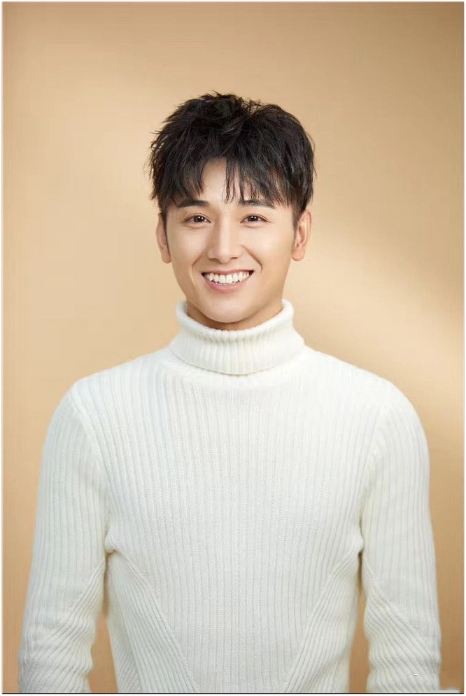 Vương Văn Kiệt sở hữu ngoại hình sáng với nụ cười tươi.