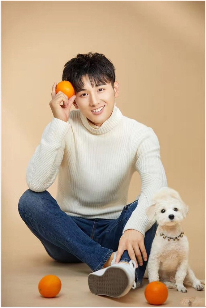 Đáng tiếc anh chẳng thể nổi tiếng như nhiều bạn bè đồng trang lứa.