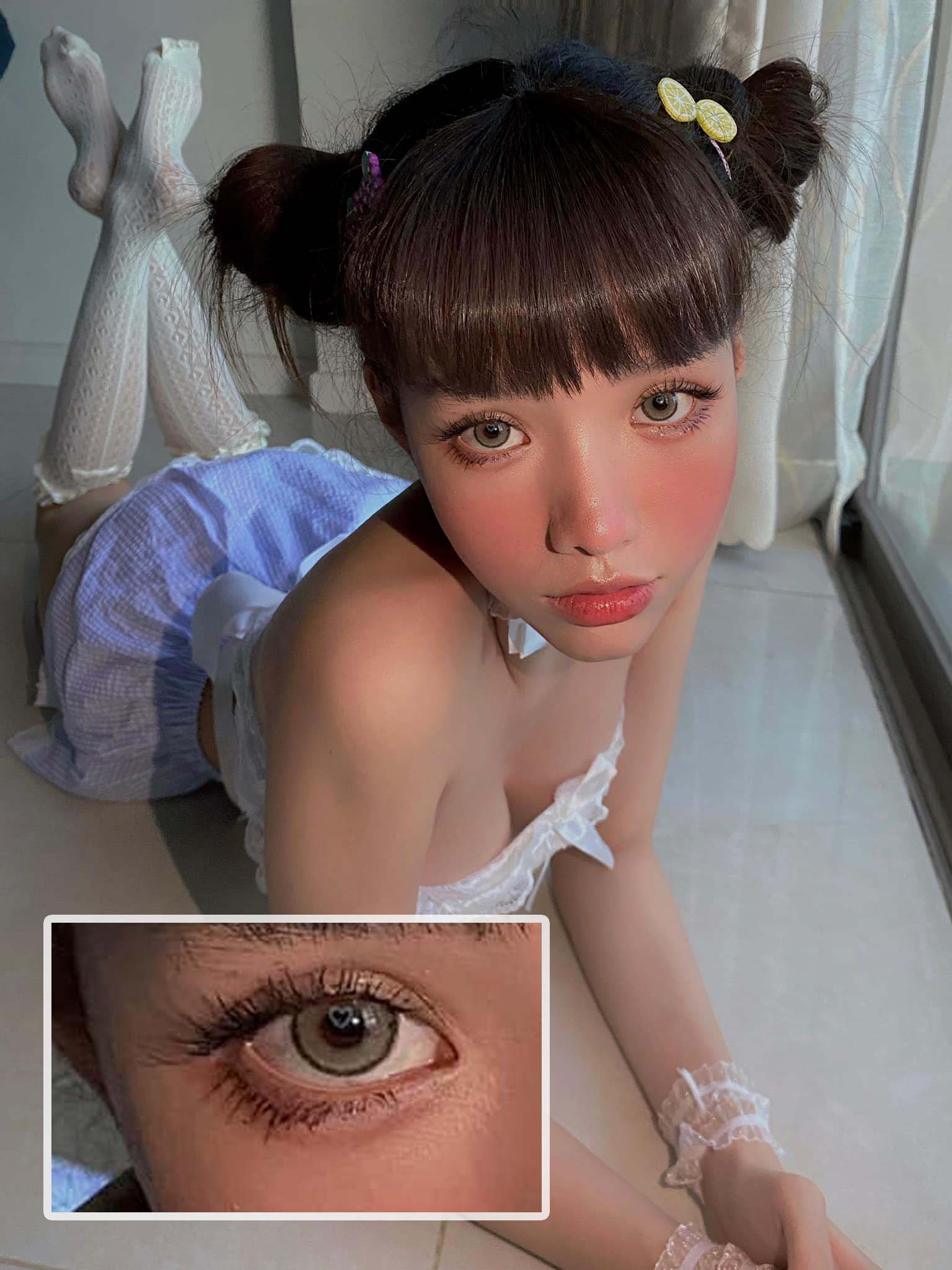 1 tips cho đôi mắt thêm to tròn và búp bê hơn chính là việc vẽ phần lông mày ở 1/2 mi mắt dưới. Các bạn nên dùng 1 chiếc bút eyeliner cọ mảnh và kẻ từng sợi mi xếp chéo nhau để tạo độ tự nhiên. 1 hàng mi cong vút cũng là điểm nhấn đặc trưng của các cô nàng Douyin.