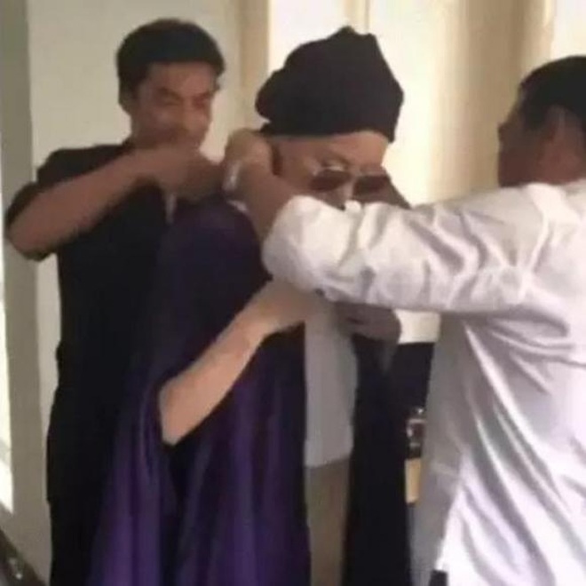 Vương Phi phải cần 2 người mặc áo như bà hoàng.