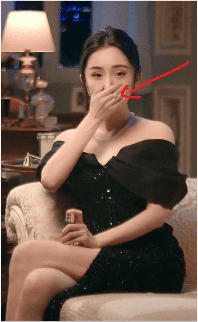 Cô liên tục là cái tên gây sốt trên mạng.