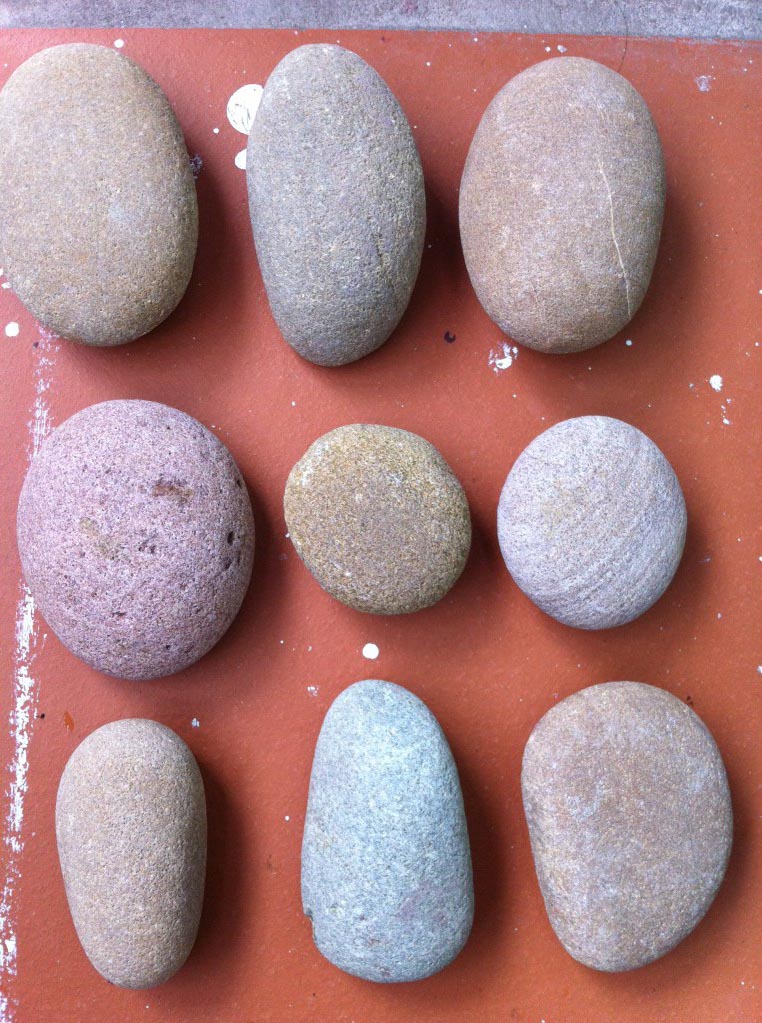 Rẻ-Đẹp-Dễ: Chị em mách nhau mua hòn đá tẩy da chết, giá 10k tắm xong giảm 2kg - 6